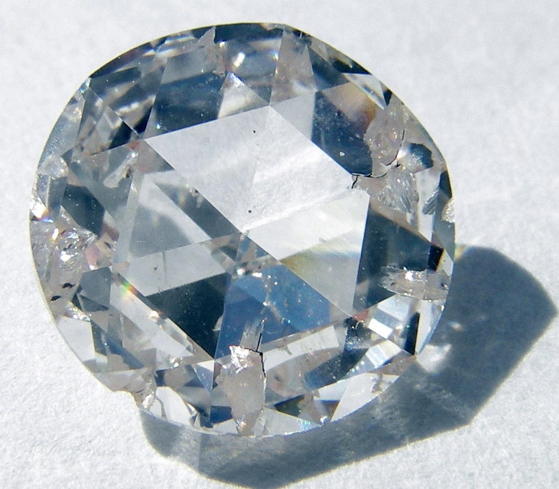 Nærbilde av en rundslipt diamant som viser fasettenes klarhet og glans.